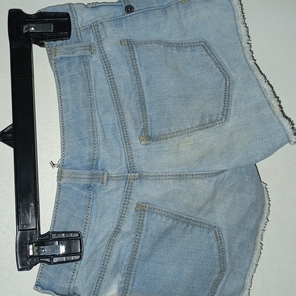 Levi shorts with factory  holes - Picture 3 of 4